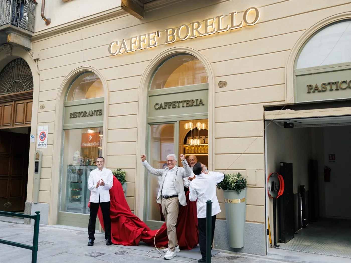 Fiorenzo Borello davanti all'ingresso di Caffè Borello, in Via Carlo Alberto a Torino