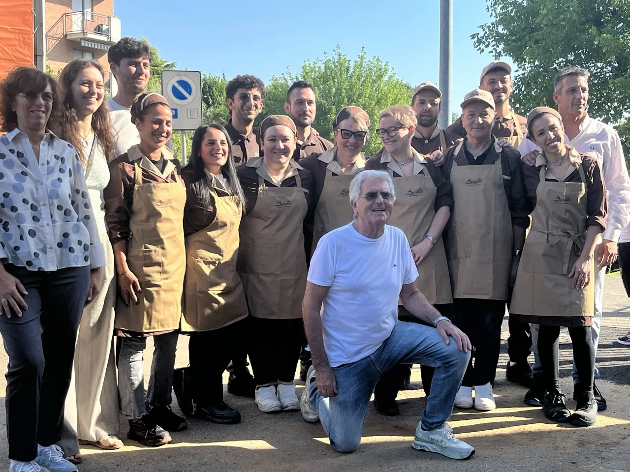 Gianluca e Aurora Borello con la squadra del punto vendita Borello Supermercati di Venaria Reale nel giorno dell’apertura in piazza Michelangelo 1.