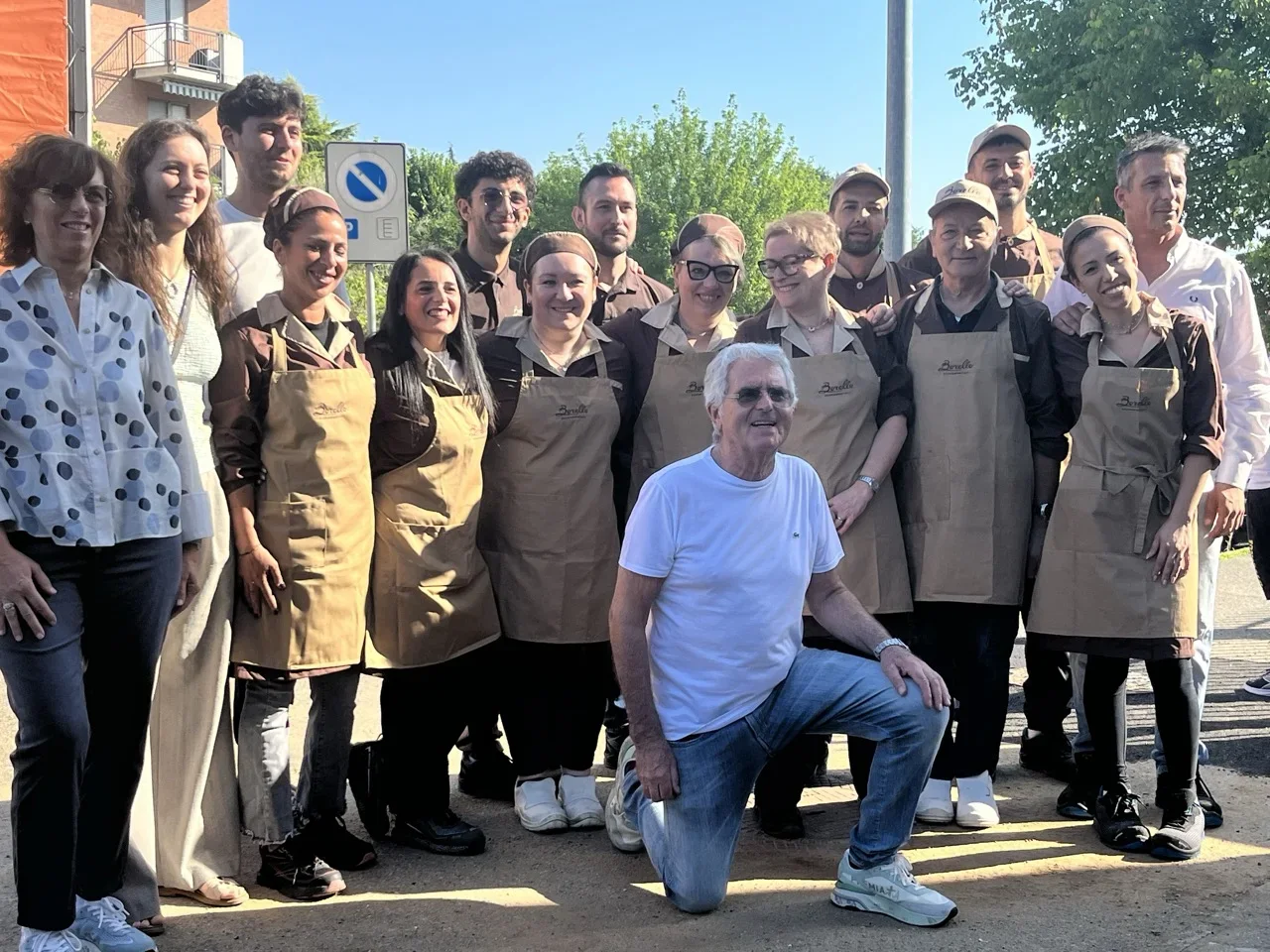 Gianluca e Aurora Borello con la squadra del punto vendita Borello Supermercati di Venaria Reale nel giorno dell’apertura in piazza Michelangelo 1.
