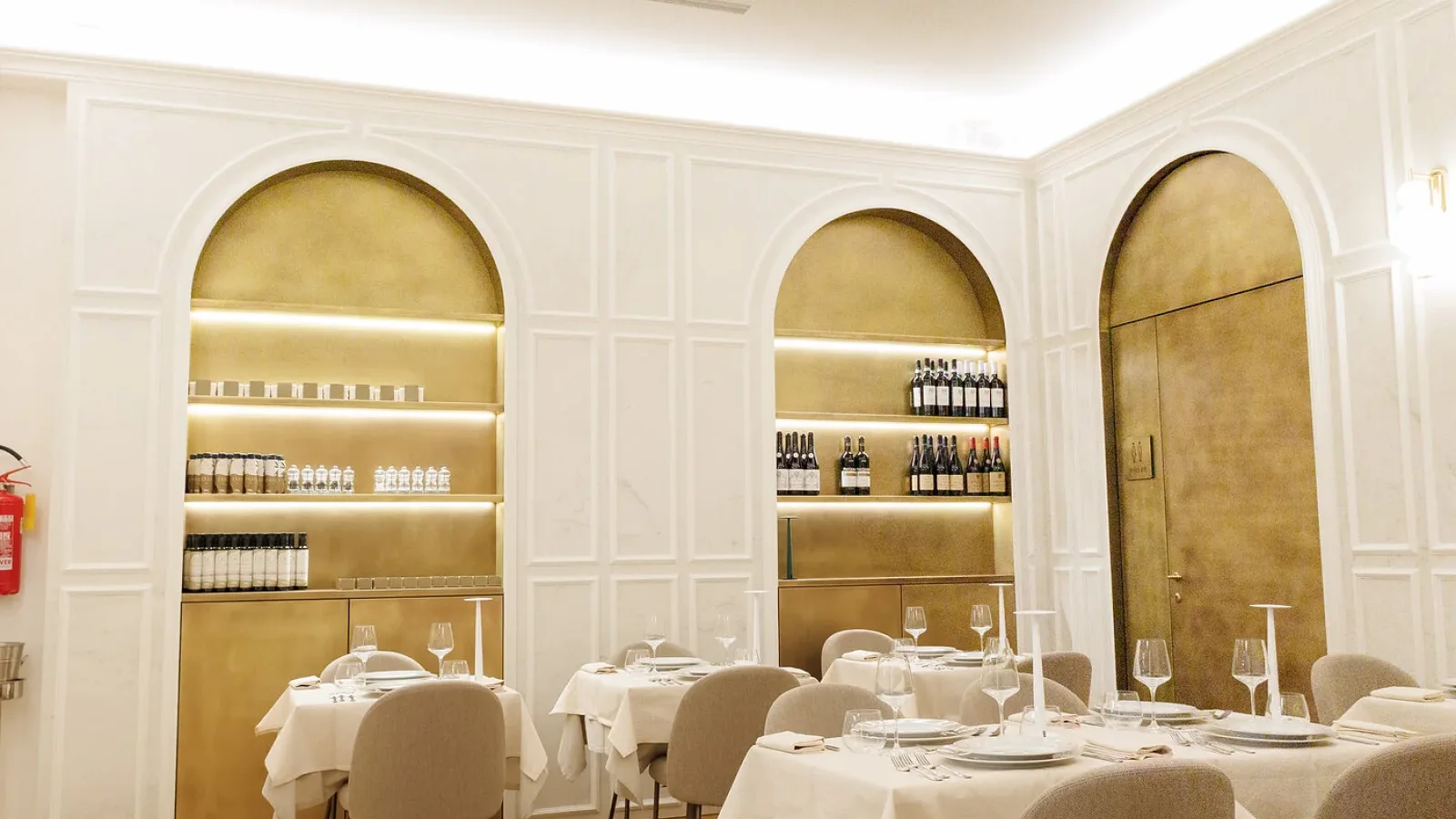 La sala di Caffè Borello, con boiserie chiara e nicchie dorate