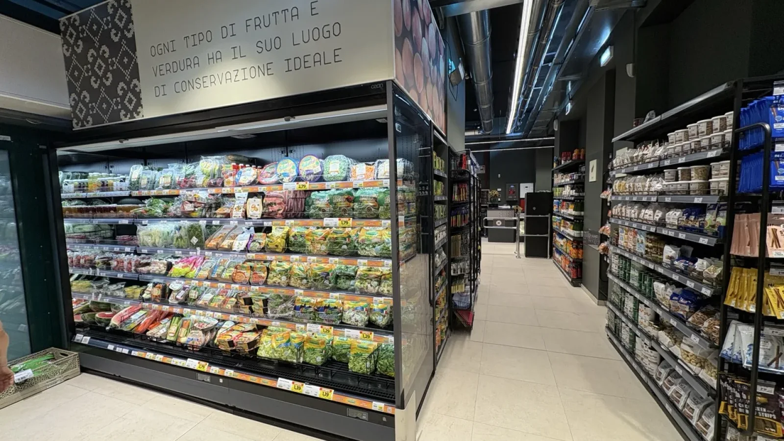 Reparto frutta e verdura in un punto vendita Borello